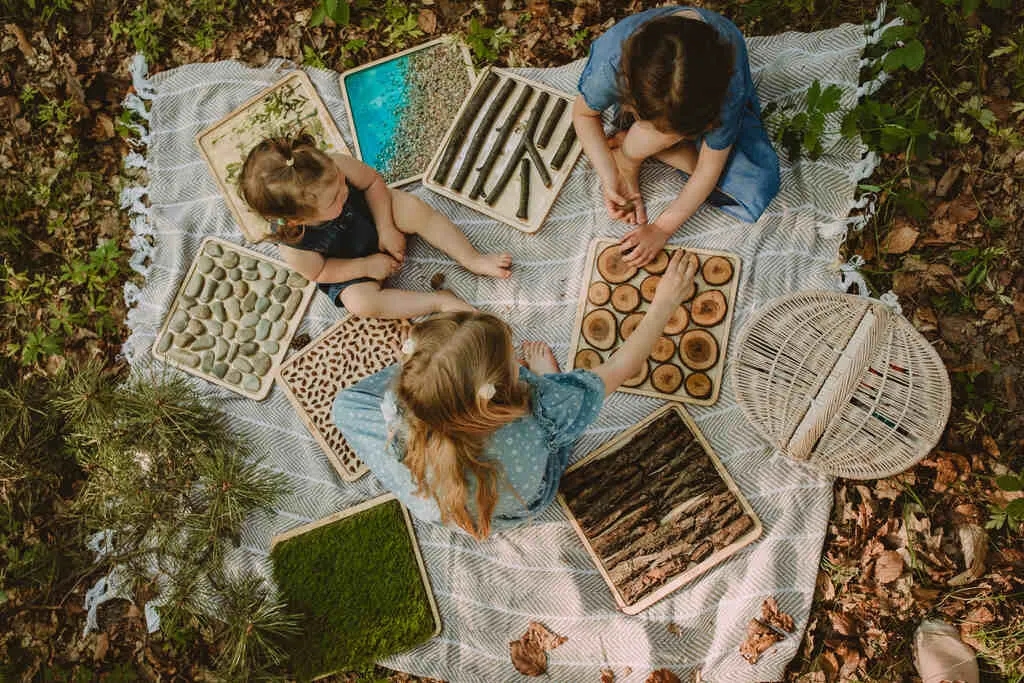 Leśna ścieżka sensoryczna: jak wspiera rozwój dzieci w naturze
