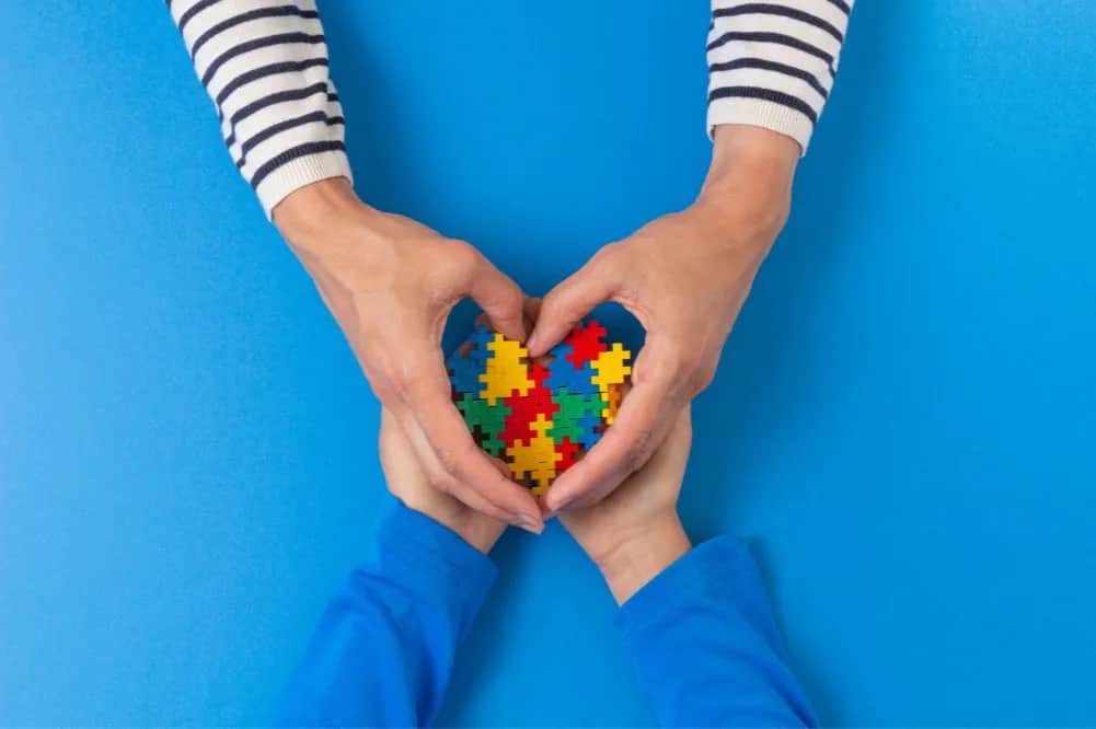 Jak skutecznie wspierać dziecko z zespołem aspergera w codziennym życiu