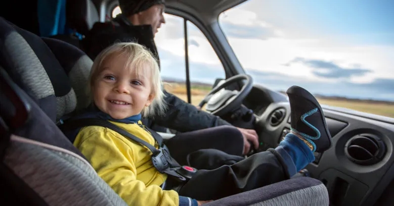 Czy fotelik dziecka może być z przodu? Sprawdź zasady bezpieczeństwa