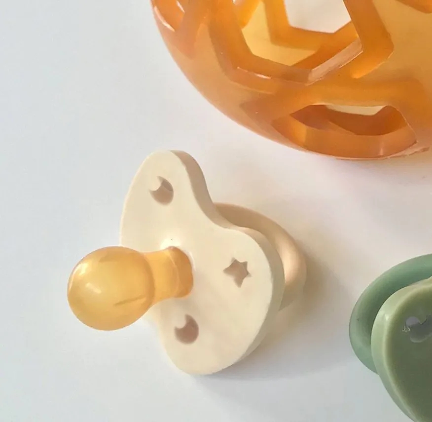 Jak wyparzać smoczki, aby uniknąć infekcji u niemowląt?