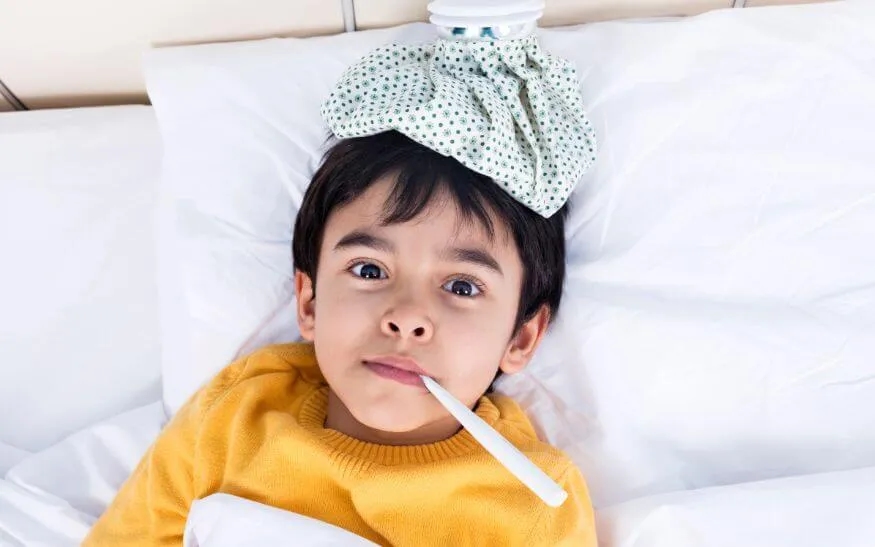 Czy dziecko z gorączką może iść na dwór? Sprawdź, co jest bezpieczne