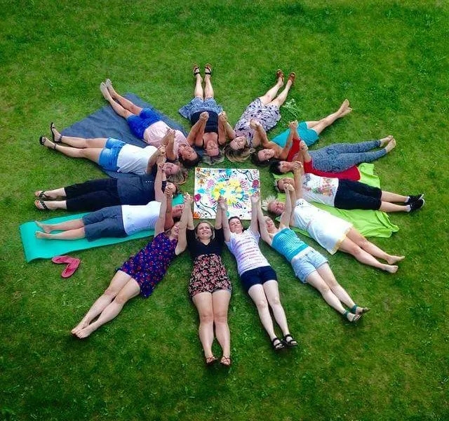 Kreatywne zabawy integracyjne dla młodzieży, które zbudują relacje