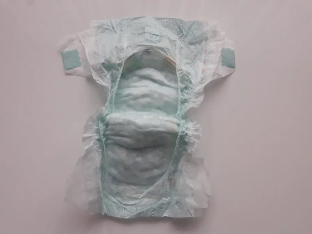 Pieluchomajtki Pampers: Pasek z tyłu i jego znaczenie dla higieny