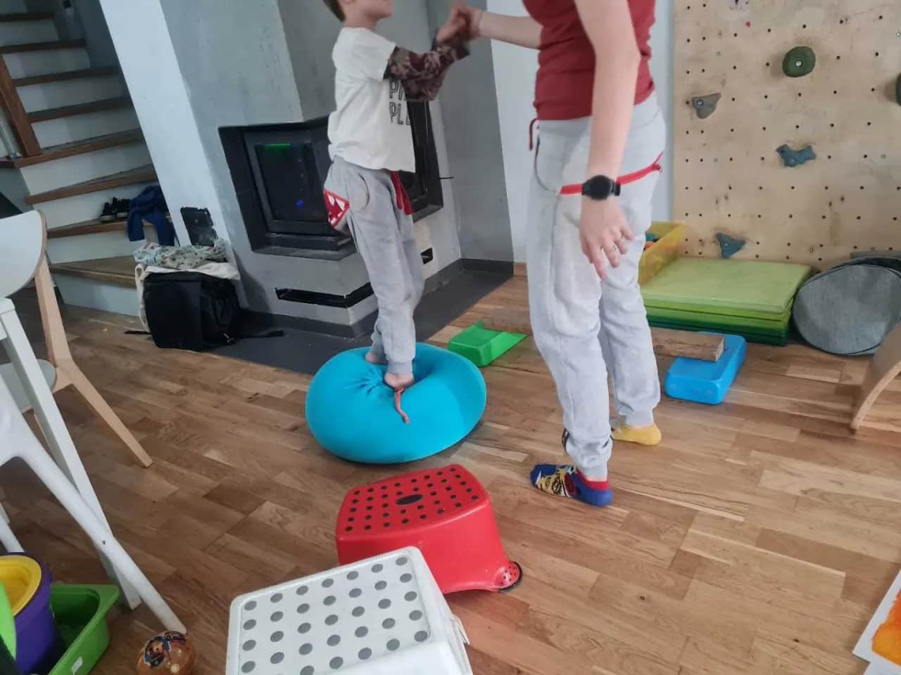 Sensoryczny tor przeszkód w domu: jak stworzyć idealną zabawę dla dzieci