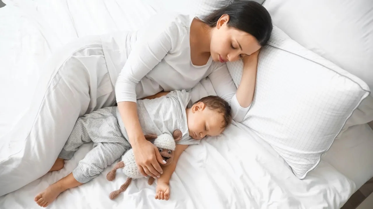 Dlaczego dziecko nie powinno spać z rodzicami? Poznaj ryzyka i zagrożenia
