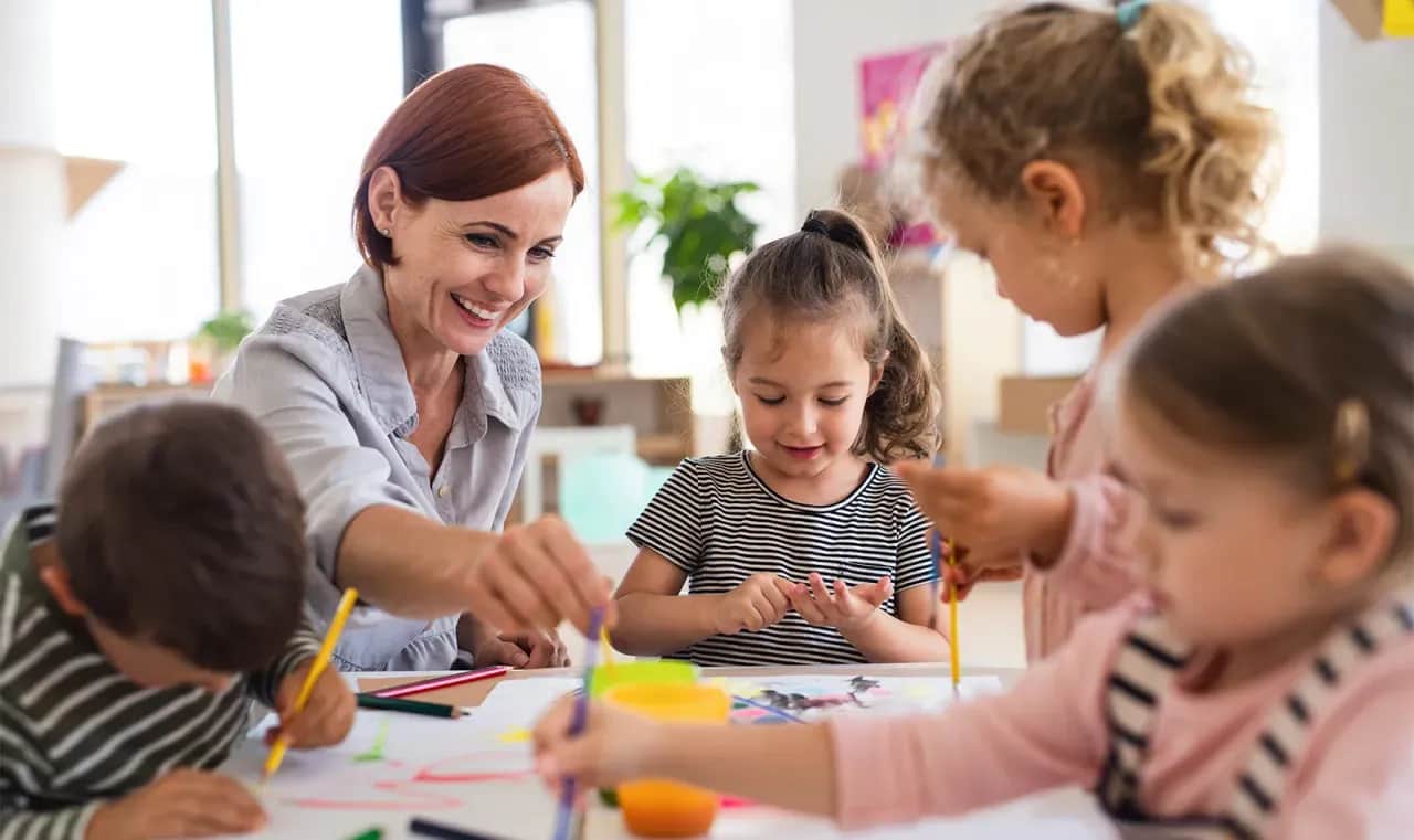 Zerówka to szkoła czy przedszkole? Zrozum różnice i wybierz mądrze