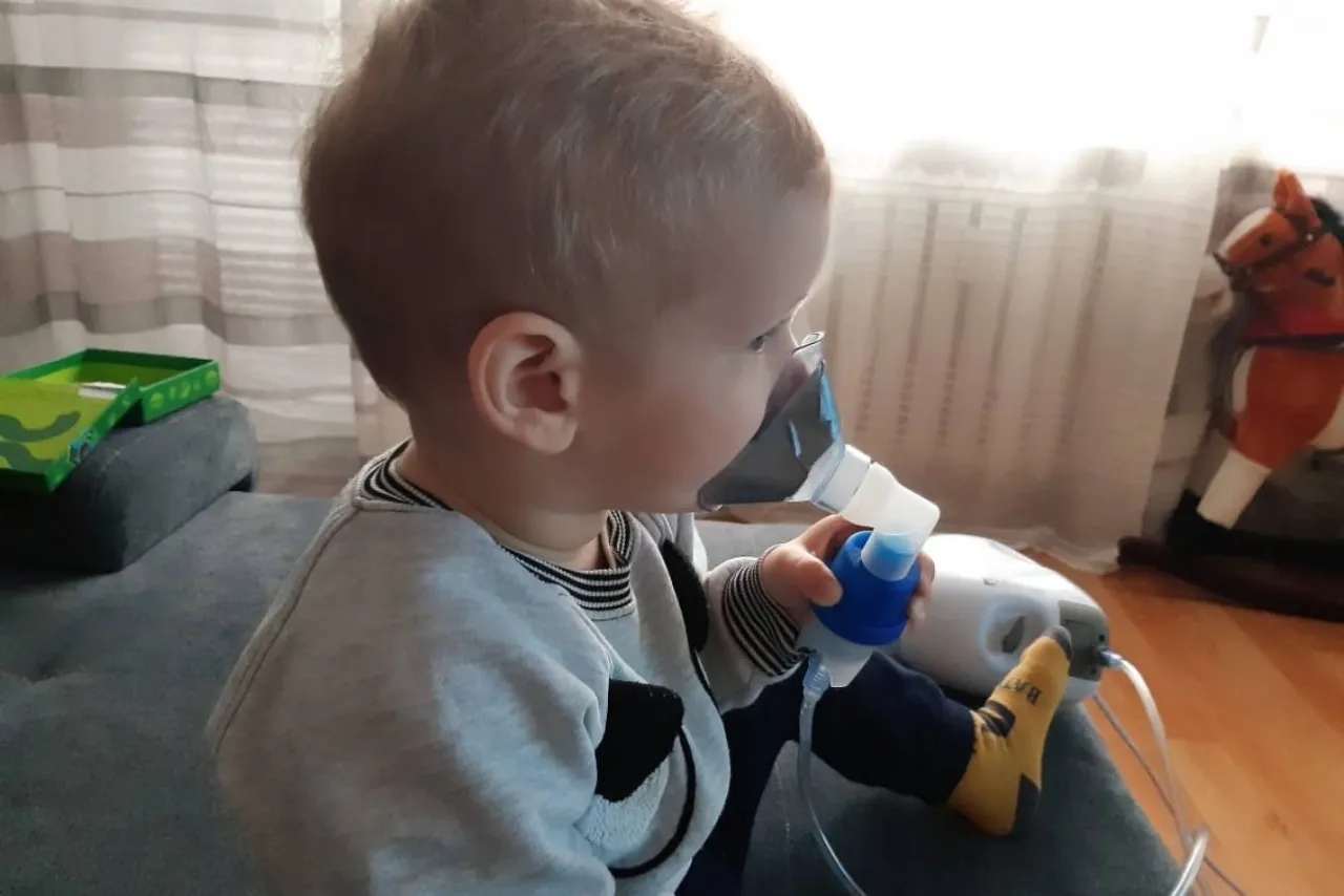 Jak zrobić dziecku inhalacje z soli fizjologicznej bez stresu i bólu