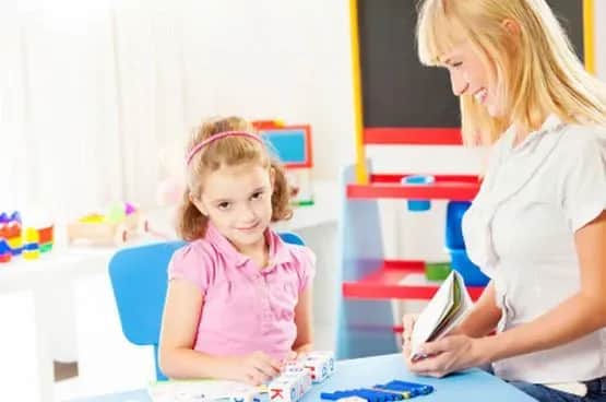 Rozwój mowy dziecka - kiedy warto zgłosić się do logopedy?