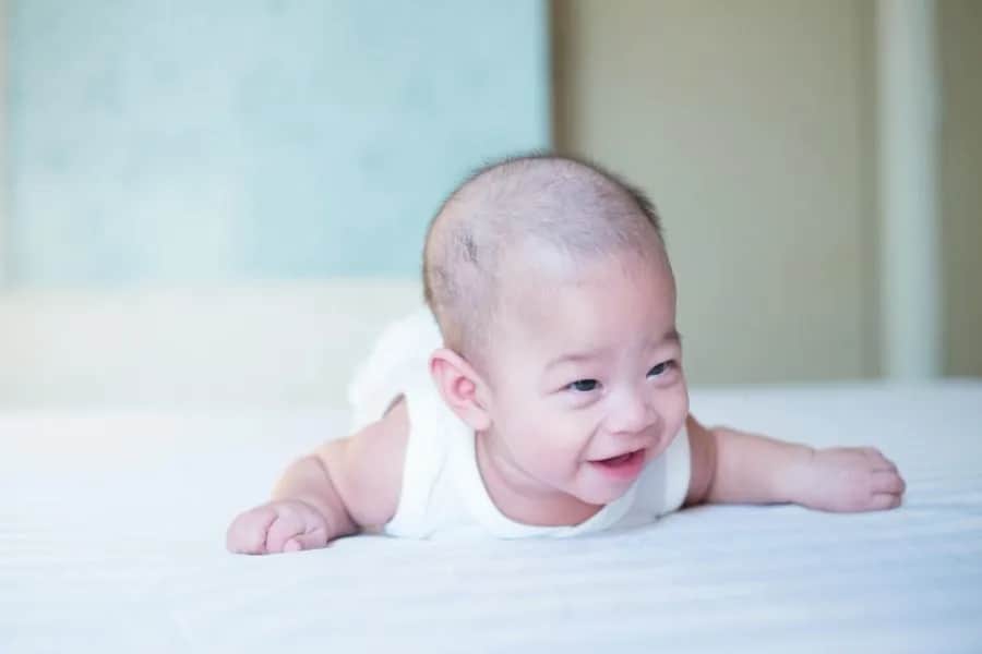 Kiedy dziecko raczkuje? Odkryj ważne etapy rozwoju malucha